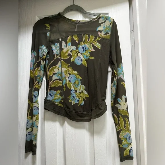 Free People Betty’s Garden Long Sleeves Stretch Top in Green Sz M Blue Flowers - Picture 3 of 7